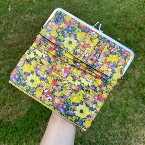 Hobo Lauren Daisies Floral Kiss Lock Clutch Wallet - Picture 4 of 10